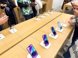 Apple_Store,_Ginza,_Tokyo;_September_2022_(07)