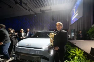 Kia-EV3-–-2025-World-Car-of-the-Year-with-Steven-Center-EVP-Chief-Operating-Officer-Kia-America