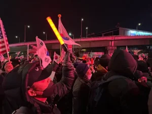 Yoon_Suk_Yeol_arrest_protest_2025-01-14_and_15_11