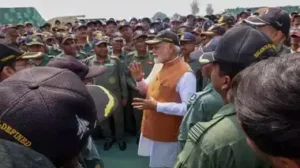 pm-modi-in-adampur-airbase-121132547